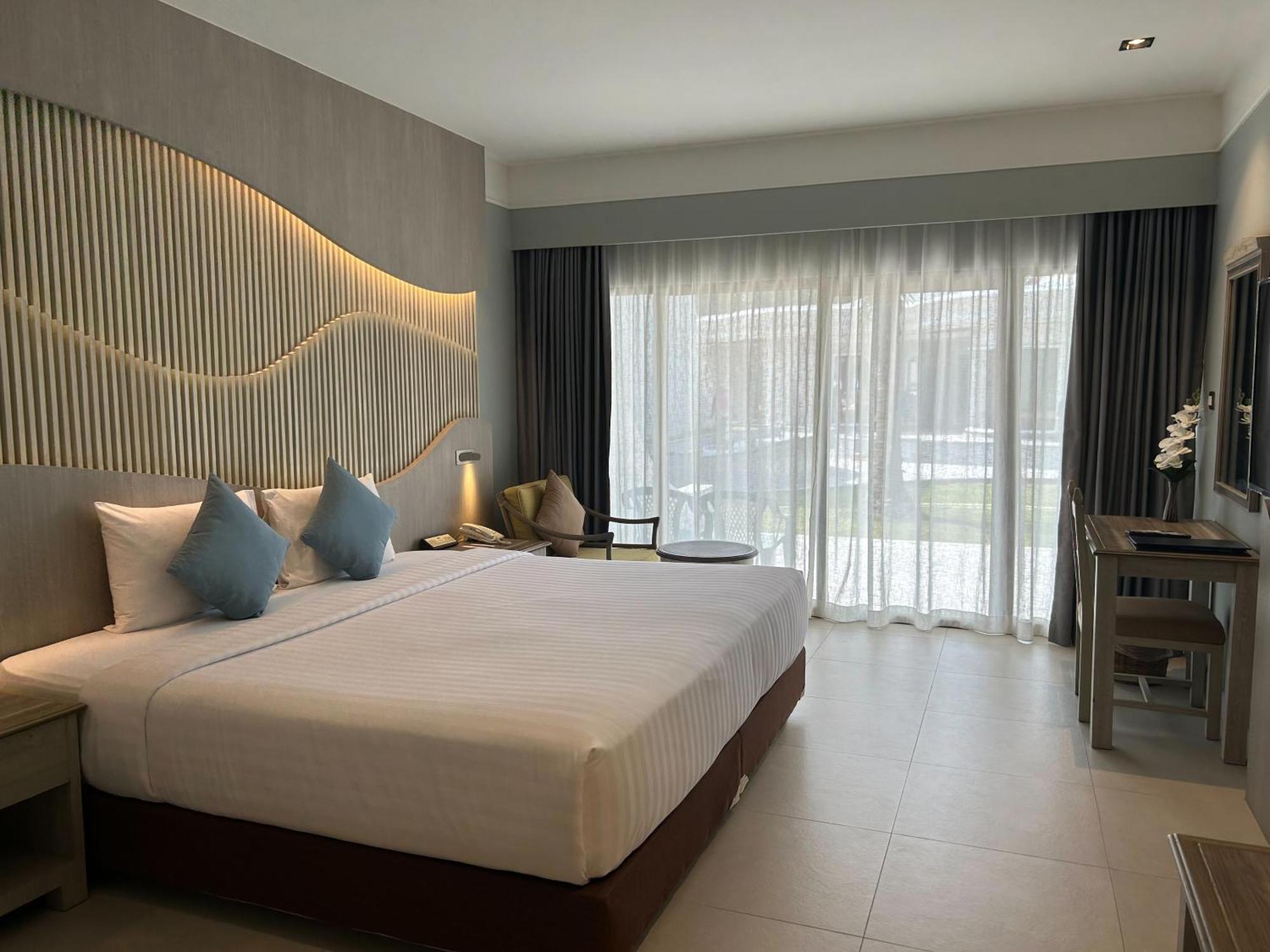 Amora Beach Resort Phuket Бангтао-Біч Екстер'єр фото